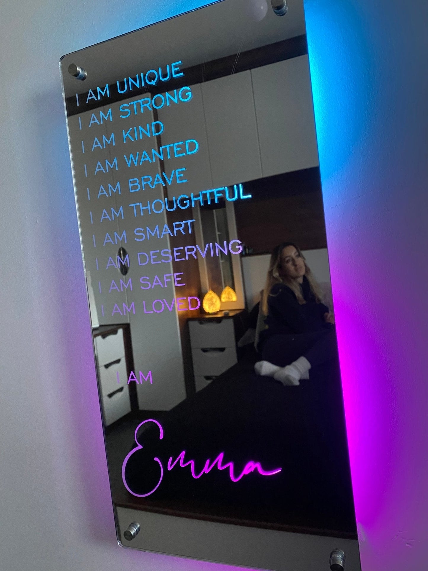 カスタマイズ可能なアファメーションミラー 'I AM' – あなた自身のモチベーションを表示してください